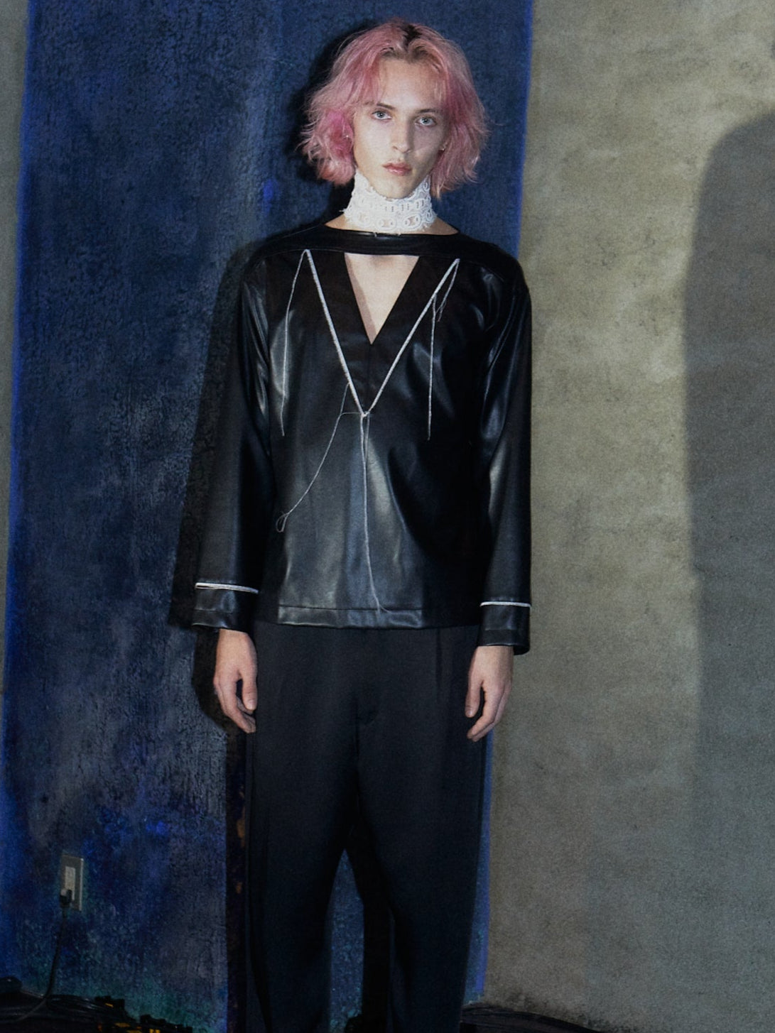 FRAYED CHOKER LEATHER TOP【BLACK】